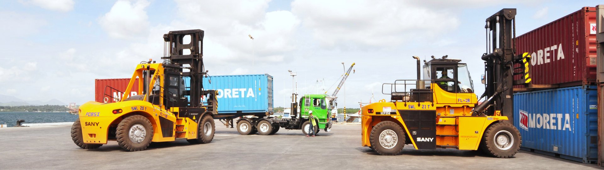 SANY Heavy Forklift designed to handle the most challenging loads, offering safety, high efficiency, and operator comfort in demanding environments.