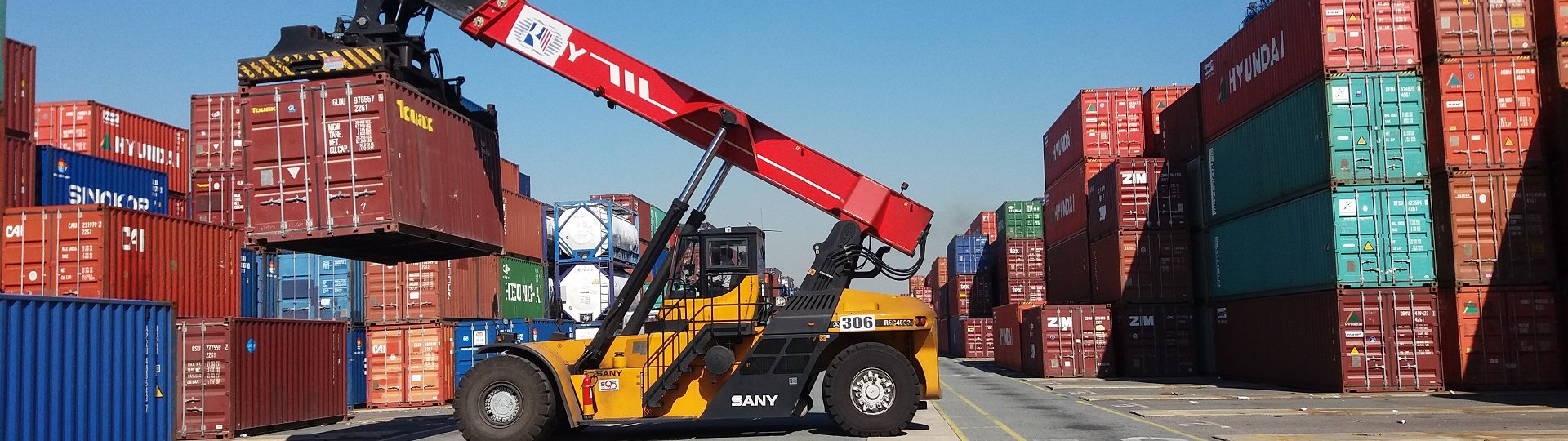 SANY reachstacker, offering speed, power, precision, and low operational costs for efficient container handling and stacking.