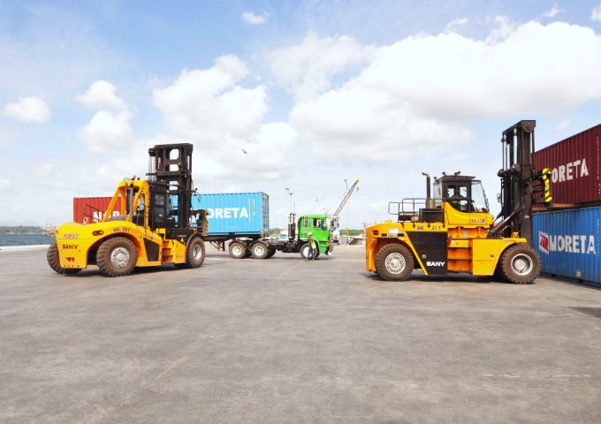 Heavy duty forklifts from Yale and Landoll offering high capacity and robust solutions for material handling in the UAE