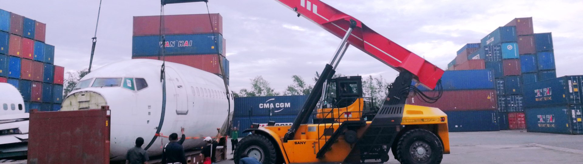 SANY port machinery, including forklifts, container handlers, and large cranes, offering power, performance, and fuel efficiency.