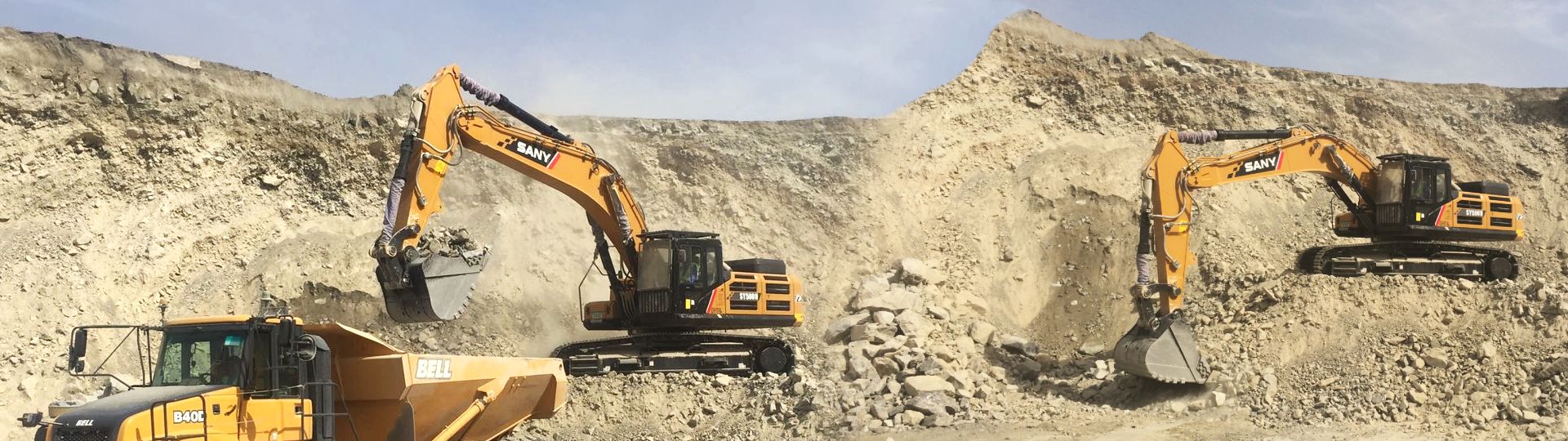 Medium and large excavators by United Motors for heavy-duty construction, earthmoving, and excavation projects in the UAE.