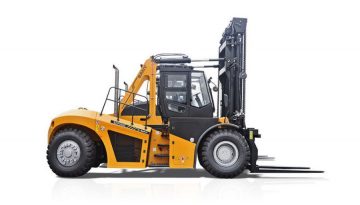 Yale heavy forklifts above 16 tons, equipped with load sensing hydraulics, long service intervals, and performance mode to maximize productivity while reducing energy consumption in harsh conditions