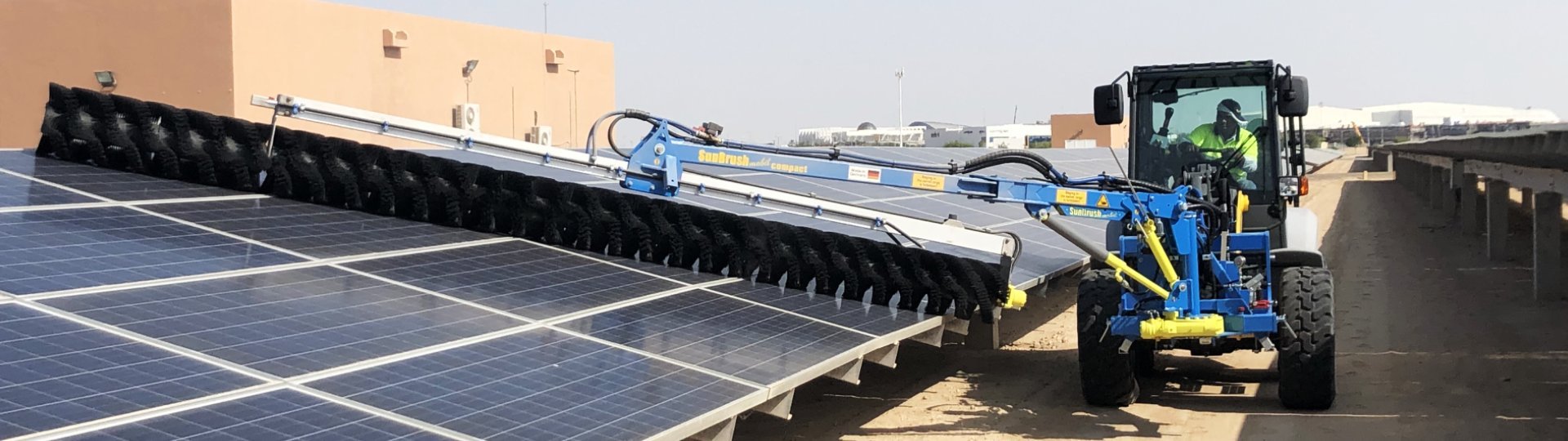 SunBrush® Mobil PV Cleaning System for efficient, hydraulic cleaning of solar panels and smooth surfaces with a performance of up to 10,000 m² per hour.