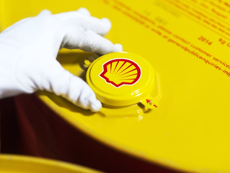 UMHE partners with Shell to distribute top-quality lubricants for industrial, construction, and manufacturing sectors in Abu Dhabi and Al Ain.